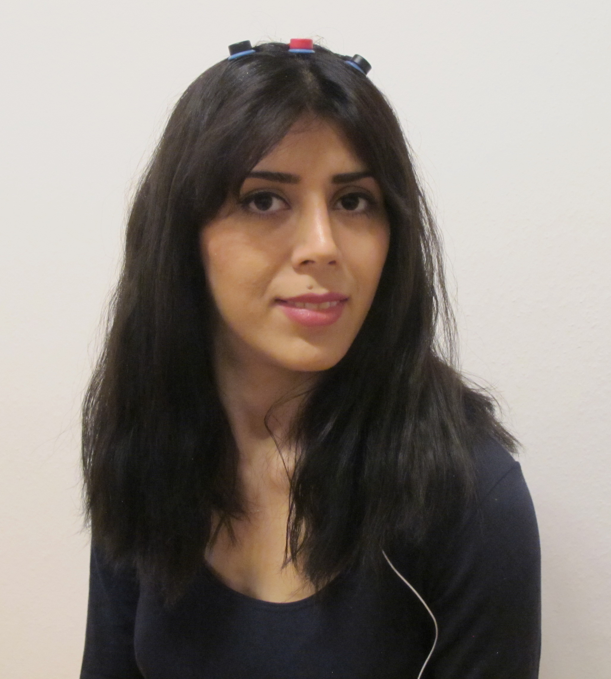 Negin.mit.Neurofeedback-Elektroden Negin mit Neurofeedback-Elektroden